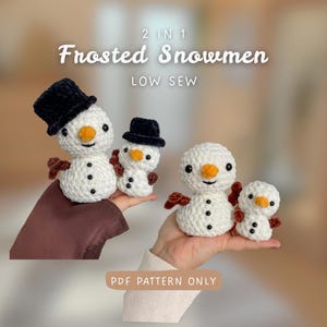 Könnte beinhalten: Vier gehäkelte weiße Schneemänner mit orangen Nasen, schwarzen Knopfaugen und braunen zweigartigen Armen. Zwei tragen schwarze Zylinder. Der Text lautet: 2 IN 1 Frosted Snowmen LOW SEW und PDF PATTERN ONLY. Die Schneemänner sind in zwei Größen.