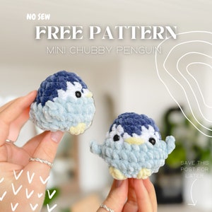 Op de afbeelding: Twee gehaakte mini-pinguïn amigurumi-speelgoedjes. De pinguïns zijn blauw en lichtblauw met gele snavels en witte ogen. De tekst "NO SEW FREE PATTERN MINI CHUBBY PENGUIN" staat bovenaan de afbeelding.