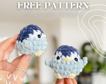 Puede incluir: Dos juguetes amigurumi de pingüino mini crochet. Los pingüinos son azules y azul claro con picos amarillos y ojos blancos. El texto "NO SEW FREE PATTERN MINI CHUBBY PENGUIN" está en la parte superior de la imagen.