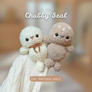 Könnte beinhalten: Zwei handgefertigte, nahtlose Plüschrobben-Spielzeuge. Eines ist weiß mit einer braunen Schleife, das andere ist hellbraun mit weißen Punkten. Der Text "NO SEW Chubby Seal" und "PDF PATTERN ONLY" werden angezeigt.