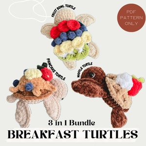 Könnte beinhalten: Ein Set aus drei gehäkelten Amigurumi-Spielzeugtieren in Form von Schildkröten. Jede Schildkröte ist so gestaltet, dass sie wie ein anderes Frühstücksessen aussieht: eine Obstschale, ein Pfannkuchen und eine Waffel. Die Schildkröten sind alle in Braun, Beige und Cremefarben mit bunten Details gehalten.