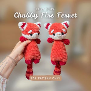 Puede incluir: Dos hurones de ganchillo rojos hechos a mano con detalles blancos y rojos. Los hurones tienen ojos pequeños y oscuros y están etiquetados como "Chubby Fine Ferret" y "PDF Pattern Only". Los peluches tienen una cola a rayas.