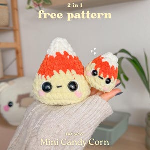 Könnte beinhalten: Zwei gehäkelte Candy-Corn-Figuren aus weißem, orangefarbenem und gelbem Garn mit großen schwarzen Sicherheitsaugen, kleinen gestickten Mündern und rosa Wangen. Der Text 2 in 1 free pattern und no sew Mini Candy Corn ist im Bild zu sehen.