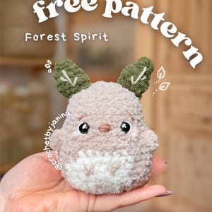 Pode incluir: Um brinquedo de pelúcia Forest Spirit marrom claro e branco com orelhas verdes em forma de folha. O texto "free pattern" e "Forest Spirit" são exibidos acima do brinquedo. O texto "Low Sew" é exibido abaixo.