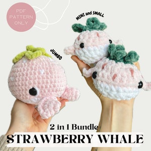 Könnte beinhalten: Gehäkelte Erdbeerwale in verschiedenen Größen: Jumbo, Mini und Klein. Die Wale sind rosa und weiß mit grünen Oberteilen und schwarzen Augen. Der Text "STRAWBERRY WHALE" wird am unteren Rand des Bildes angezeigt.
