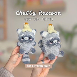 Puede incluir: Dos mapaches de ganchillo hechos a mano en gris y blanco, cada uno con un adorno para la cabeza amarillo y naranja. El texto "Chubby Raccoon" y "LOW SEW (EARS)" están encima de los mapaches. El texto "PDF PATTERN ONLY" está debajo.