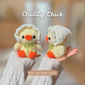 Könnte beinhalten: Zwei handgefertigte, gelbe Häkelküken mit orangefarbenen Schnäbeln und Füßen sowie weißen Hauben. Die Küken haben schwarze Augen und grüne Schleifen. Der Text "LOW SEW Chubby Chick" und "PDF PATTERN ONLY" ist sichtbar.