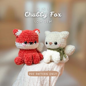 Könnte beinhalten: Zwei gehäkelte Stofftiere: ein roter Fuchs mit weißen Akzenten und eine weiße Katze mit grünem Schal. Der Text "2 IN 1 Chubby Fox LOW SEW" ist oben. Der Text "PDF PATTERN ONLY" ist unten.