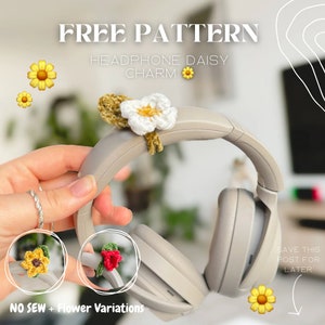 Op de afbeelding: Een gehaakte madeliefjesbloembedel in wit en geel, bevestigd aan een grijze koptelefoon. De tekst "FREE PATTERN" staat bovenaan de afbeelding, en de tekst "HEADPHONE DAISY CHARM" eronder. De tekst "NO SEW + Flower Variations" staat onderaan de afbeelding. De tekst "SAVE THIS POST FOR LATER" staat in de rechterbenedenhoek van de afbeelding.