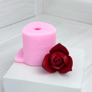 Peut inclure: Moule en silicone rose pour faire une rose, avec une rose rouge fabriquée avec le moule à côté. Le moule porte le texte "Premium Made in Ukraine".