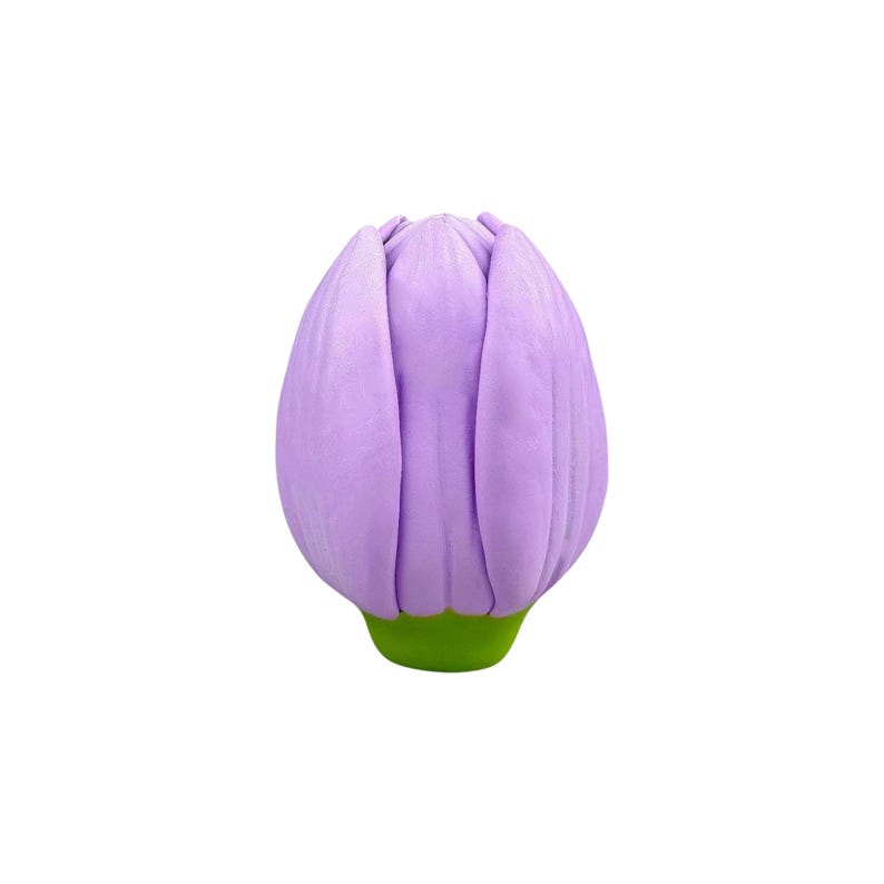 Pu&ograve; includere: Un bocciolo di fiore in peluche color lavanda con base verde. I petali morbidi e arrotondati sono ben chiusi, creando una superficie liscia e strutturata. Il bocciolo &egrave; un oggetto decorativo stravagante.