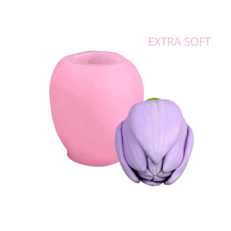 Pu&ograve; includere: Uno stampo in silicone rosa a forma ovale e uno stampo a forma di fiore lavanda. Lo stampo del fiore ha un gambo verde. Il testo "EXTRA SOFT" &egrave; in rosa sopra gli stampi. Questi stampi sono probabilmente per l'artigianato o la cottura.
