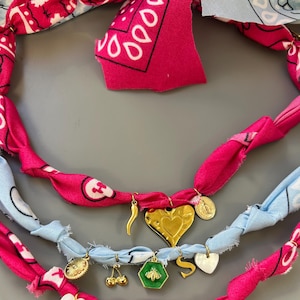 personalisierter Bandana-Halskettenanhänger Ihrer Wahl - Halskette mit mehreren Anhängern - Halskette für Damen und Mädchen - farbige Stoffkette für den Sommer