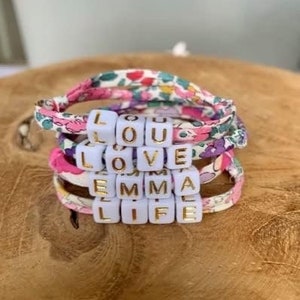 Pulsera Liberty de hilo de algodón orgánico - letras personalizadas del nombre de su elección - patrón de flores - regalo para mujeres, niñas - Navidad - 17 colores de hilo - perlas