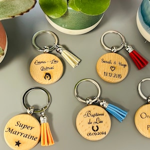 Porte clé en bois personnalisé- fêtes des pères- annonce grossesse personnalise- cadeau mariage invite- cadeau marraine -avec pompom