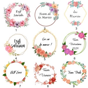 Op de afbeelding: Negen verschillende bloemontwerpen met tekst in het midden. De ontwerpen bevatten een verscheidenheid aan bloemen in roze, wit, geel en rood. De tekst omvat "Evjf Sarah", "Team de la Mariée", "La Mariée", "Evjf Sabrina", "On va la marier!", "Team Barcelone 2024", "EVJF Lucie", "Team Vaness" en "Team Bride".