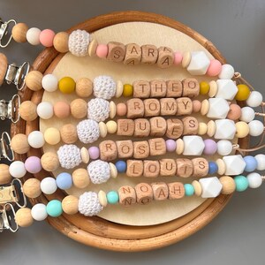Acessório de chupeta personalizado, palavra do primeiro nome de sua escolha - letra de madeira - madeira natural - presente para menino recém-nascido - contas de crochê
