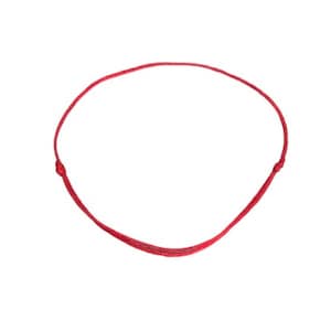 Può includere: Un semplice braccialetto di corda rossa con un nodo a ciascuna estremità.