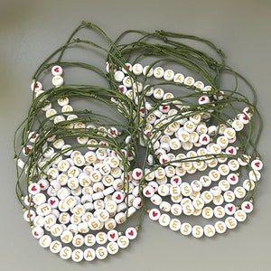 Pulsera personalizada con cuentas de alfabeto - pulsera de nombre - pulsera personalizable - letra inicial - pulsera de alambre de cordón - amuleto de la suerte