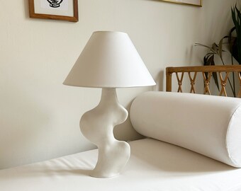 Stylish curvy table lamp