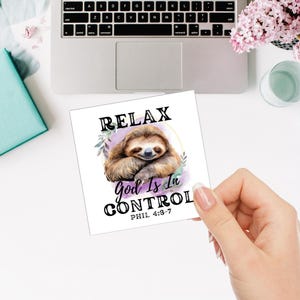 Christelijke sticker, sticker Relax God Is In Control, stickers vierkante luiaard, waterdichte sticker, decorsticker luiaard