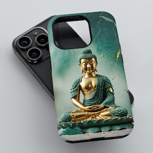 Puede incluir: Una funda de teléfono verde y dorada con una estatua de Buda meditando sobre una flor de loto verde y dorada. El fondo es un patrón de mármol verde y dorado.