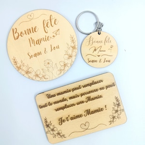 Pack spécial fête des grand mères qui comprend un rond graver bonne fête mamie aimanter, un porte clé bonne fête mamie, et une carte poème aimanter.