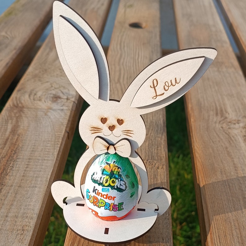 Lapins de pâques garçons à assembler pour crée un support d'œuf en chocolat, découpé et gravé au laser. Gravure du prénom sur l'oreille du lapin.