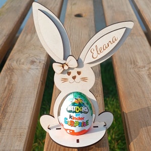 Lapins de pâques filles à assembler pour crée un support d'œuf en chocolat, découpé et gravé au laser. Gravure du prénom sur l'oreille du lapin.