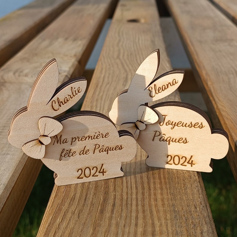 Petit lapin de Pâques découpé et gravé au laser. Première fête de pâques ou joyeuses pâques 2024 avec prénom sur oreille et petit nœud papillon.