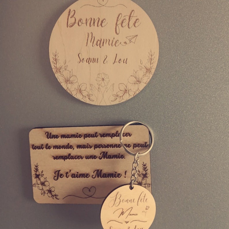 Pack spécial fête des grand mères qui comprend un rond graver bonne fête mamie aimanter, un porte clé bonne fête mamie, et une carte poème aimanter.