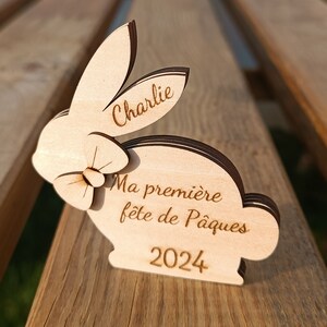 Petit lapin de Pâques découpé et gravé au laser. Première fête de pâques 2024 avec prénom sur oreille et petit nœud papillon.