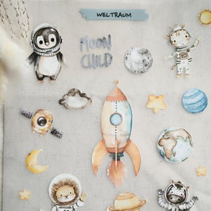 Könnte beinhalten: Ein Bogen Aufkleber mit Weltraum-Motiven. Die Aufkleber zeigen einen Pinguin-Astronauten, eine Rakete, Planeten, Sterne und die Texte "MOON CHILD" und "WELTRAUM". Die Illustrationen sind in sanften Aquarelltönen gehalten.