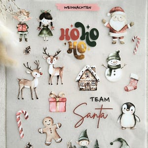 Puede incluir: Una hoja de pegatinas navideñas con ilustraciones festivas de Papá Noel, elfos, renos y un muñeco de nieve. Las pegatinas incluyen las palabras "HO HO HO", "WEIHNACHTEN" y "TEAM Santa". Las pegatinas son de varios colores, incluyendo rojo, verde y marrón.