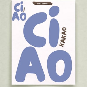 Op de afbeelding: Een witte poster met de woorden "CIAO KAKAO" in blauwe en bruine letters. Het woord "CIAO" staat in grote, afgeronde blauwe letters, met "KAKAO" in kleinere bruine letters. Minimalistisch ontwerp.