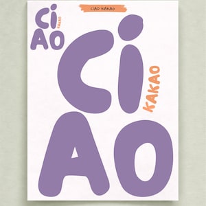 Könnte beinhalten: Ein weißes Poster mit den Worten "CIAO KAKAO". Das Wort "CIAO" ist in großen, abgerundeten lila Buchstaben geschrieben, und "KAKAO" ist orange. Ein kleines orangefarbenes Rechteck befindet sich über den Worten. Minimalistisches Design.