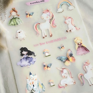 Könnte beinhalten: Ein Bogen Aufkleber mit Aquarellillustrationen von Einhörnern, Schmetterlingen, Regenbogen, Burgen und Märchenfiguren. Der Text "EINHORNLIEBE" und "ICH BIN EINZIGARTIG" sind ebenfalls vorhanden.