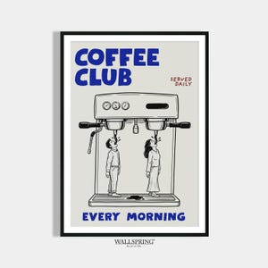 Pode incluir: Uma impressão artística emoldurada com um tema de café. A imagem apresenta uma máquina de café estilizada com duas figuras bebendo café dos bicos. As palavras "COFFEE CLUB" e "EVERY MORNING" são exibidas em azul, com "SERVED DAILY" em vermelho.