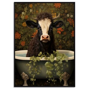 Könnte beinhalten: Gerahmter Kunstdruck mit einer schwarz-weißen Kuh, die in einer Vintage-Badewanne entspannt. Die Kuh ist von grünen Ranken und einem floralen Hintergrund mit orangefarbenen und weißen Blumen umgeben. Die Badewanne hat verzierte Füße.