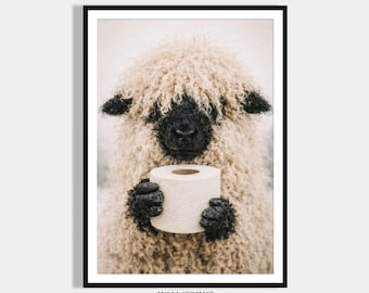 Lustiges Badezimmer Poster - Witzige Bilder Gäste WC - Schaf hält Klopapierrolle - Geschenk Hausbau - Moderne Wohndekoration & Wanddeko