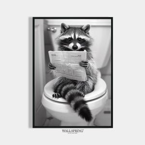 Waschbär auf Toilette liest Zeitung Poster Badezimmer Tiere Gäste WC Deko Waschbär auf Klo Badezimmer Bilder lustig Geschenk für Umzug Haus