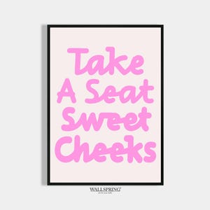 Take A Seat Sweet Cheeks Stampa rosa Poster per il bagno Stampa artistica da parete per il bagno divertente Poster retrò Stampa regalo Acquisto casa Decorazione Bagno per gli ospiti