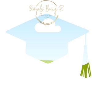 Può includere: Un cappello di laurea blu con un cerchio dorato attorno al testo "Simply Being R" e "Simply the Best" all'interno del cerchio. Il cappello ha un nappa verde.