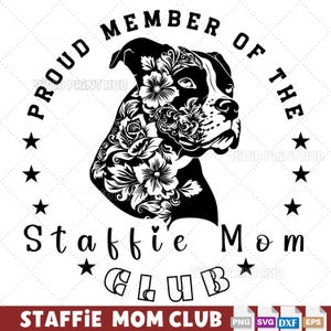 Puede incluir: Diseño gráfico en blanco y negro de un Staffordshire Bull Terrier con detalles florales. El texto "Proud Member of the Staffie Mom Club" rodea la cabeza del perro.