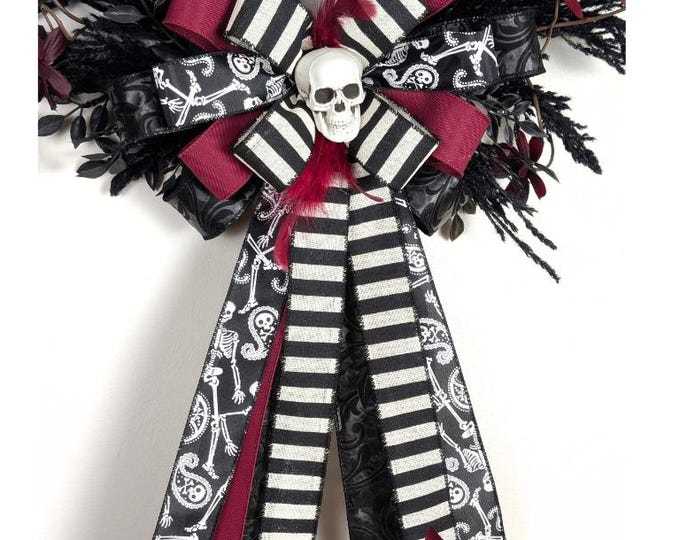 Skull Pirate Wreath Bow: Black & White Halloween Decor (10x20in)