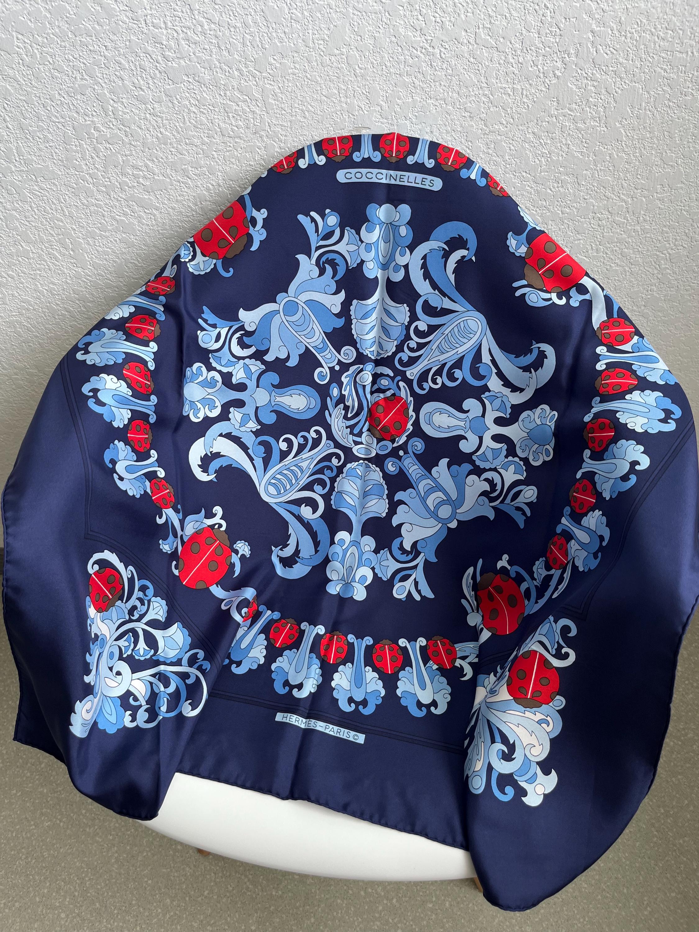 Vintage Hermès Coccinelles Seide Quadrat Schal in Marineblau Hermes