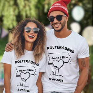 Könnte beinhalten: Zwei Personen tragen weiße T-Shirts mit dem Wort "POLTERABEND" in Schwarz. Jedes Shirt hat eine schwarz-weiße Grafik eines Herzens mit Ringen und den Namen "Anna & Rico" und dem Datum "12.09.2026".