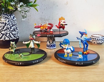 Set de figuras de Sprigatito, Fuecoco y Quaxly con sus líneas evolutivas, 100% hecho a mano, pieza única, escala 1:20