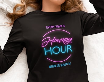 Happy Hour, uniseks ultrakatoen T-shirt met lange mouwen, kleding voor nuchterheid herstel, inspiratie herstel motivatie, nuchtere geschenken