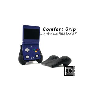 Pode incluir: Um console de jogos portátil azul com tela preta e punho de conforto preto. O console tem um direcional, botões coloridos e o texto "Comfort Grip for Anbernic RG34XX SP".